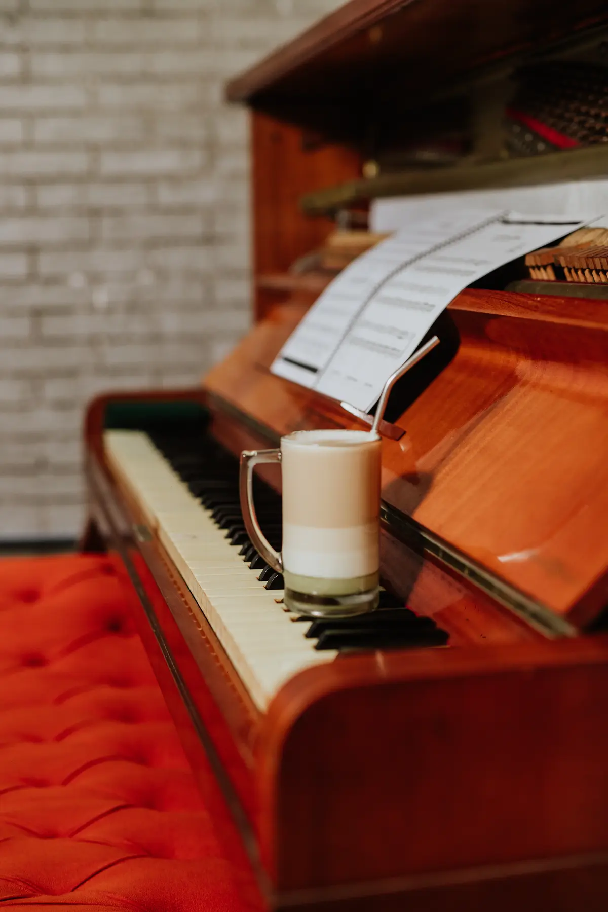 Pessoa lendo em nossa sala